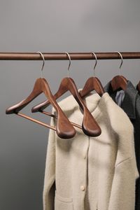 Percha Clásica de Madera con Superficie Pulida para Camisas, Pantalones, Chaquetas y Organización Ordenada del Armario - Product Image 5