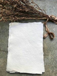 Feuilles de papier décoratives faites à la main très vendues pour les couvertures de journaux et les cartes de vœux, formats A4 et A5, pour mariages et occasions spéciales - Product Image 1