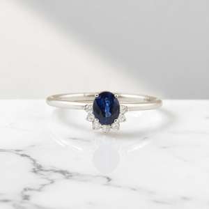 แหวนหมั้นไพลินสีน้ำเงินทรงรี ประดับพลอยเม็ดเล็ก วงแหวนอัญมณี ของขวัญวันเกิดสำหรับเธอ - Product Image 1