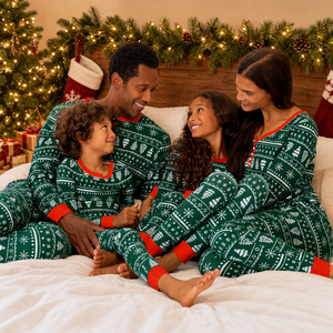 Maßgefertigte OEM ODM Weiche Polyester Familien-Frühlings-Weihnachtspyjamas Grüner Fair Isle Baum Schneeflocken-Druck Langarm-Loungewear-Set - Product Image 1
