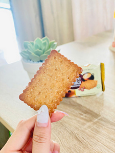 บิสกิตกาแฟครีมรสเค็ม บราคา ลักซ์ 150 กรัม คั่วเข้ม ทอดกรอบ กระบวนการทอดแบบม้วน น้ำเกลือน้อย ไขมันต่ำ บรรจุกล่อง - Product Image 6