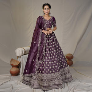 ชุดเลเฮนกาโชลีสีทองประดับด้วยด้ายปักลายหรูหรา กระโปรงทรงบาน เสื้อทรงเข้ารูป ผ้าคลุมไหล่โดดเด่น ชุดสำหรับงานเฉลิมฉลอง - Product Image 4