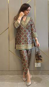 Ensemble coordonné pantalon et kurta à manches longues en coton, imprimé floral simple, longueur ras du sol, pour tenue de soirée ou quotidienne décontractée - Product Image 3