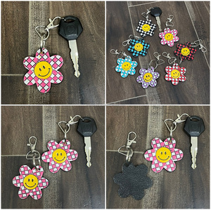 Porte-clés en cuir à carreaux rose et blanc faits à la main avec motif fleur souriante, fournisseur en gros, joli breloque de sac pour cadeau promotionnel - Product Image 3
