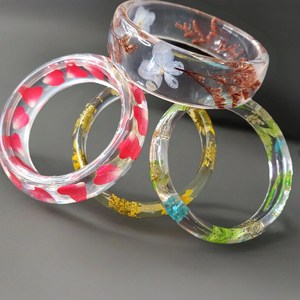 Juego de Brazaletes de Resina Epoxi Hechos a Mano con Diseño Floral, Brazaletes con Flores Reales Prensadas, Joyería Floral, Arte en Resina Hecho a Mano - Product Image 5