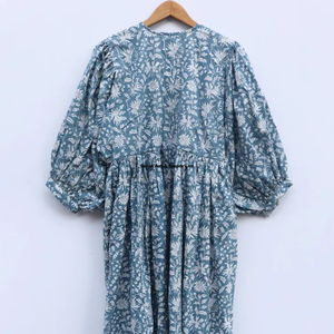 Belle robe en coton à motifs floraux, imprimée à la main, pour un usage décontracté. - Product Image 5