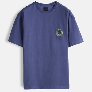 เสื้อยืดแขนสั้นสีเบอร์กันดีสำหรับผู้ชาย ลายปักดอกทานตะวัน ทรงปกติ คอกลม สวมใส่สบายๆ - Product Image 4