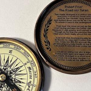 Brújula de Bolsillo con Apertura a Presión y Diseño de Reloj Solar Marino, Poema de Robert Frost, Material de Magnesia, Regalo Coleccionable para Aventureros, Náutico - Product Image 5