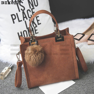 Sac à main en cuir tissé marron clair structuré avec deux poignées de transport, bandoulière amovible, breloque pompon, design personnalisé OEM ODM - Product Image 3