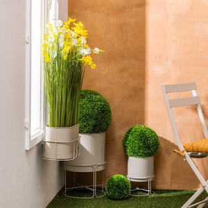Pots à plantes modernes en métal côtelé beige avec support décoratif en fer pour la décoration intérieure et extérieure de la maison et du jardin - Product Image 6