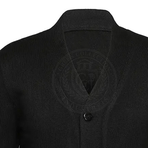 Cardigan noir pour homme avec logo personnalisé, rayures jaunes sur les manches, en acrylique tricoté, col en V, pull pour homme et femme, style universitaire - Product Image 6