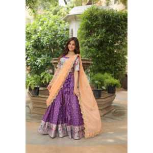 Cosmos Jequard travail de soie russe Lehenga Choli pour femme brodé avec fil-paillettes - Product Image 4