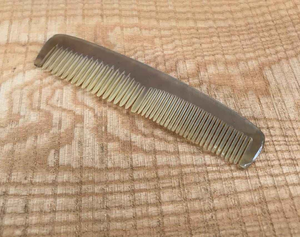 Peine de Cuerno Moderno, Hecho a Mano en India, Ecológico, 100% Natural, Color Piel de Buey - Product Image 1