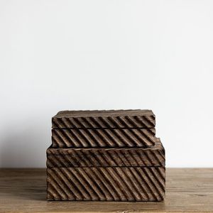 Boîte à bijoux en bois rectangulaire sculptée au design minimaliste, boîte de rangement à un seul niveau pour la chambre à coucher, utilisation décorative - Product Image 4