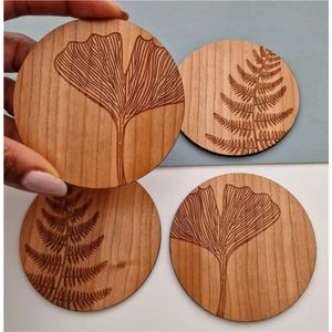 Ensemble de sous-verres ronds en bois de qualité supérieure, gravés, résistants à la chaleur, avec motifs botaniques, pour la décoration de la maison. - Product Image 1