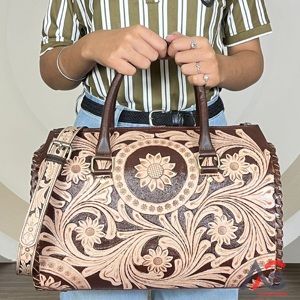 Sacs de voyage en cuir véritable personnalisés, avec motif floral gravé à la main, sacs de week-end unisexes, sacs à bagages rapides - Product Image 1