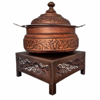 Plat à chafing en bronze sculpté à la main avec motif floral sur support carré de style Chowki pour présentations de buffet