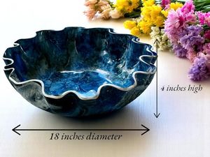 Grand bol décoratif en résine époxy bleue, design géode, fait main, pour servir - Product Image 2