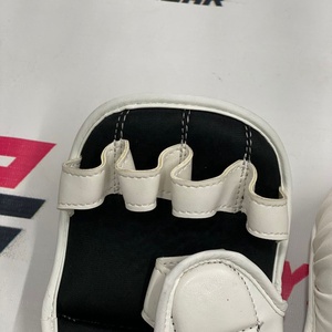 FLY Nouveaux Gants de Combat Personnalisés à Demi-Doigts pour Muay Thai MMA Blancs – Vente en Gros à Prix Abordable – Gants à Paume Ouverte Personnalisables - Product Image 5
