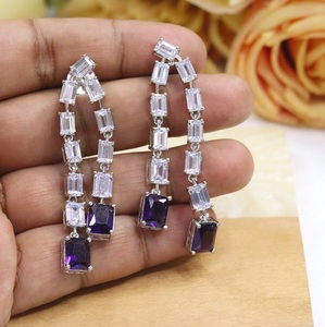 Boucles d'oreilles élégantes de qualité supérieure avec finition argentée et pierres en zircon pour femmes et filles, pour les soirées et les occasions spéciales - Product Image 3