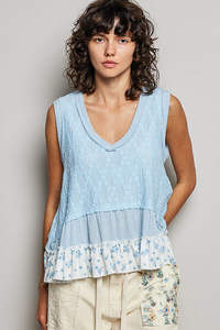 Camiseta sin mangas con textura y cuello en V con estampado floral POL - Product Image 2