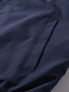 ผู้ผลิต OEM เสื้อแจ็คเก็ตวาร์ซิตี้สีน้ำเงินกรมท่าคุณภาพพรีเมียมสำหรับผู้ชาย พร้อมซิปแขนเสื้อสีน้ำตาล ปักโลโก้ได้ตามต้องการ สไตล์สตรีทแวร์ - Product Image 4