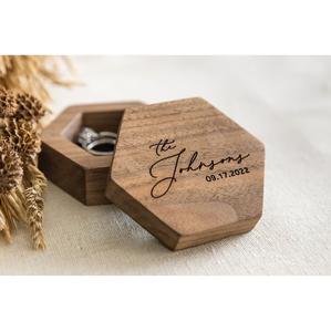 Boîte à bagues de fiançailles de luxe en bois de noyer, personnalisée avec gravure, en forme de cœur ou carrée, rotative, pour le transport et le rangement des alliances - Product Image 5