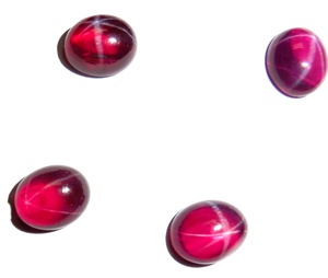 Rubis étoilé transparent ovale 8x10 mm 4,5 carats, cabochon poli créé en laboratoire avec effet étoile à 6 branches pour la fabrication de bijoux - Product Image 4