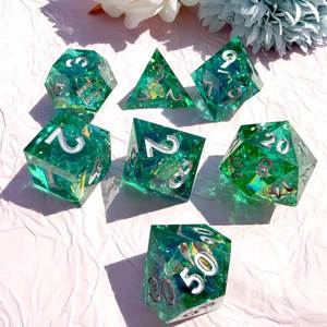Ensemble de dés décoratifs en résine faits à la main pour les jeux de rôle fantastiques, les joueurs de jeux de table, les événements de jeu et les collections de cadeaux - Product Image 1