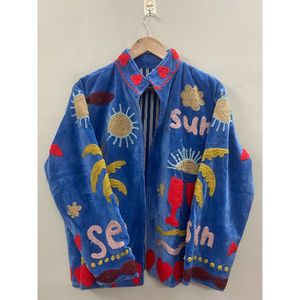 Veste en velours de coton écologique brodée à la main Suzani Automne/Hiver pour femme, motif Bohème Palmier Soleil Verre à Vin, ouverte sur le devant - Product Image 6