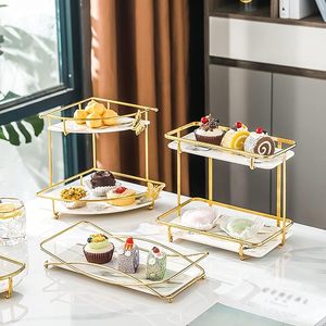 Plateau de service décoratif en marbre blanc de luxe en forme de cœur avec poignées en métal doré - Product Image 3