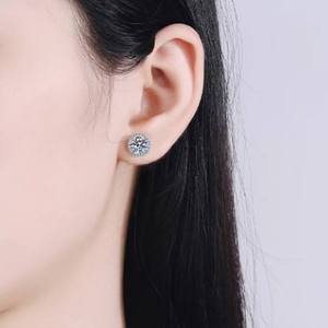 Pendientes de Diamantes Moissanite con Diseño Elegante en Plata de Ley 925 para Fiestas de Compromiso, Aniversarios y Cumpleaños - Product Image 2