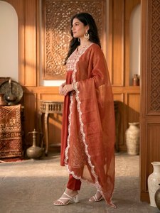 Ensemble kurta élégant en coton brodé avec pantalon uni et dupatta orné de pièces de monnaie dorées et de travail de broderie de sequins pour les fêtes - Product Image 3