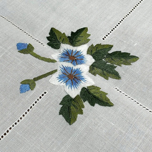 Nappe en lin blanc personnalisée avec ourlet festonné, broderie de jolies fleurs, lavable, pour la maison, les restaurants et les fêtes - Product Image 3