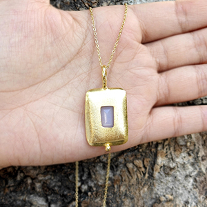 Collier en gros avec pendentif en opalite et quartz taillée en rectangle, plaqué or 18 carats, finition brossée, style cadre - Product Image 5