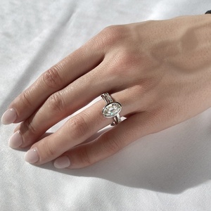 Bague de fiançailles en or massif 18 carats avec diamant de laboratoire ovale de 2,26 ct, sertissage clos, certifiée IGI, vente en gros - Product Image 3