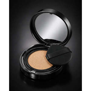 Fond de teint CC longue tenue en satin doux SPF50 - Couvrance mate vegan waterproof pour peaux claires - Product Image 5