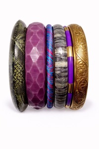 Ornement de poignet en métal composite ébène de designer, mettant en valeur l'excellence des bijoux artisanaux uniques et haut de gamme - Product Image 6
