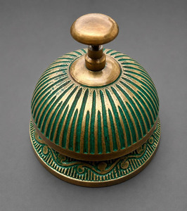 Campana de escritorio antigua de latón con acabado verde, campana de servicio redonda para mostrador, campana de recepción vintage para hotel u oficina - Product Image 4
