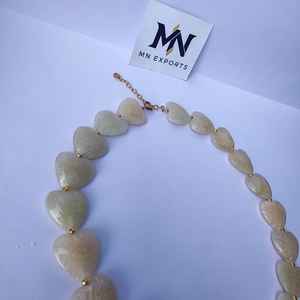 Collar de Resina de Calidad de Exportación con Diseño de Amor - Product Image 1