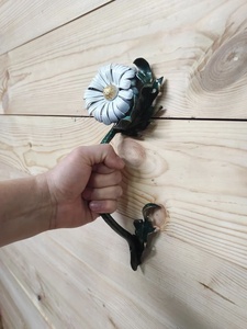 Poignée de porte en fer forgé à la main en forme de marguerite ; résistante à la rouille, facile à installer, élégante et au fini peint. - Product Image 3
