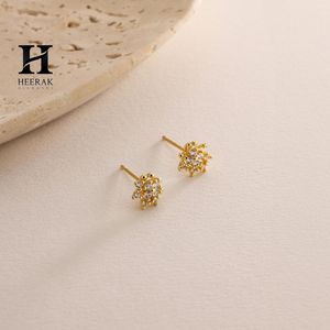 ต่างหูแบบติดหูรูปดอกไม้หรูหรา ประดับเพชรเม็ดเล็กๆ บนตัวเรือนทอง 14K เครื่องประดับสุดหรูสไตล์มินิมอลสำหรับผู้หญิง - Product Image 3