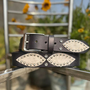 Ceinture en cuir vintage cloutée artisanale de qualité supérieure avec design en cuir de vachette à poils apparents et boucle en acier robuste - Product Image 1