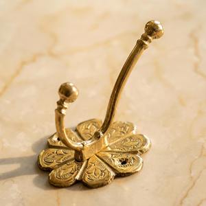 Crochet mural en forme de fleur, élégant et décoratif, en métal, parfait pour accrocher des gants de jardin, des outils d'artisanat et des objets légers, provenant d'Inde. - Product Image 4