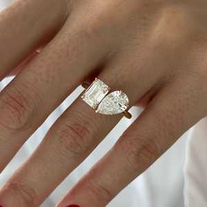 Anillo de diamantes cultivados en laboratorio Toi et Moi de 4 quilates con esmeralda y pera, anillo de dos piedras, oro amarillo de 14k, certificado por IGI - Product Image 1
