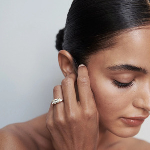 Bague de fiançailles en diamant de laboratoire à trois pierres, or 14 carats, taille émeraude, pierres latérales en forme de poire, bague de mariage et d'anniversaire de luxe pour mariée - Product Image 4