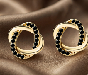 Boucles d'oreilles clous torsadées plaquées or avec accent diamant taillé brillant, design géométrique, bijoux tendance pour femme, idéales pour fêtes et mariages - Product Image 1