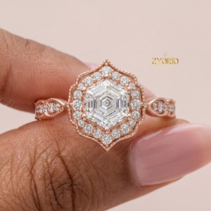 Anillo de Compromiso con Diamante Cultivado en Laboratorio, Forma Hexagonal Atemporal, Detalles Vintage, Oro Sólido de 18K, Regalo de Aniversario, Boda, Fiesta - Product Image 1