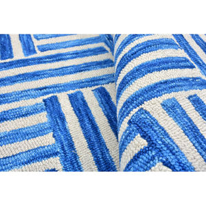 Tapis géométrique bleu tufté à la main – Tapis en laine à motif abstrait moderne avec design rayé contemporain - Product Image 3