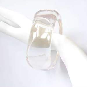 Pulsera de acrílico transparente más vendida a precio asequible, pulsera de resina transparente de tamaño personalizado a precio mayorista para mujer, ideal para fiestas. - Product Image 3